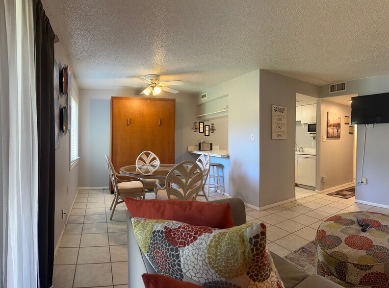 Building Photo - 4215 E Bay Dr