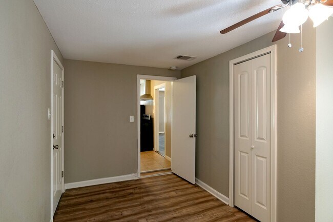 Building Photo - Cozy 3 bedroom, 1 bathroom home located in...