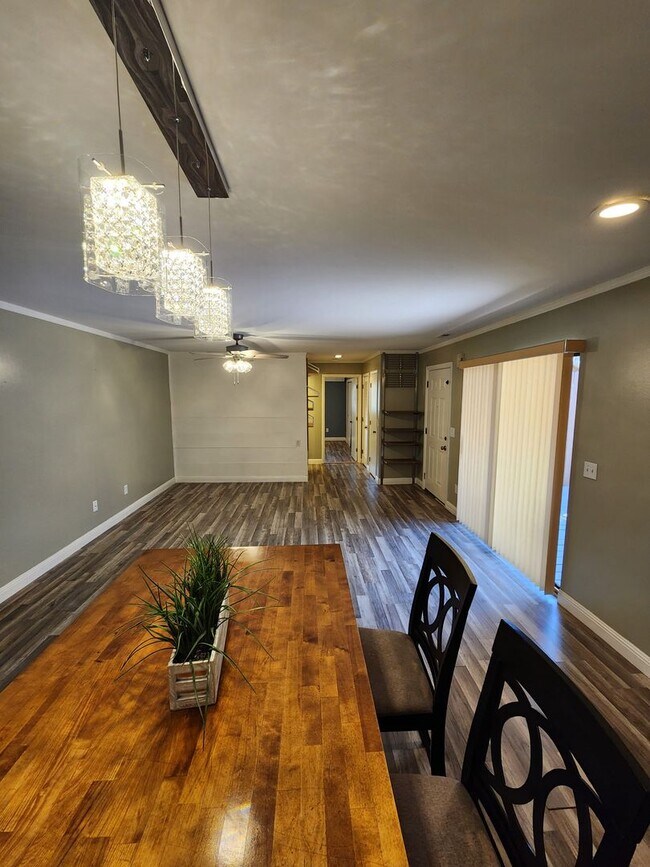 Building Photo - Chapel Hill / Finley Forest Townhouse AVAIL