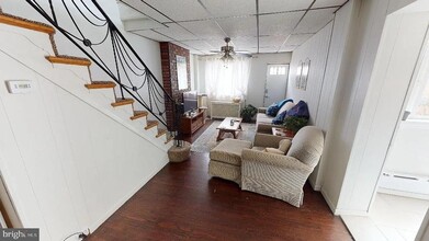 Building Photo - 415 E Flora St