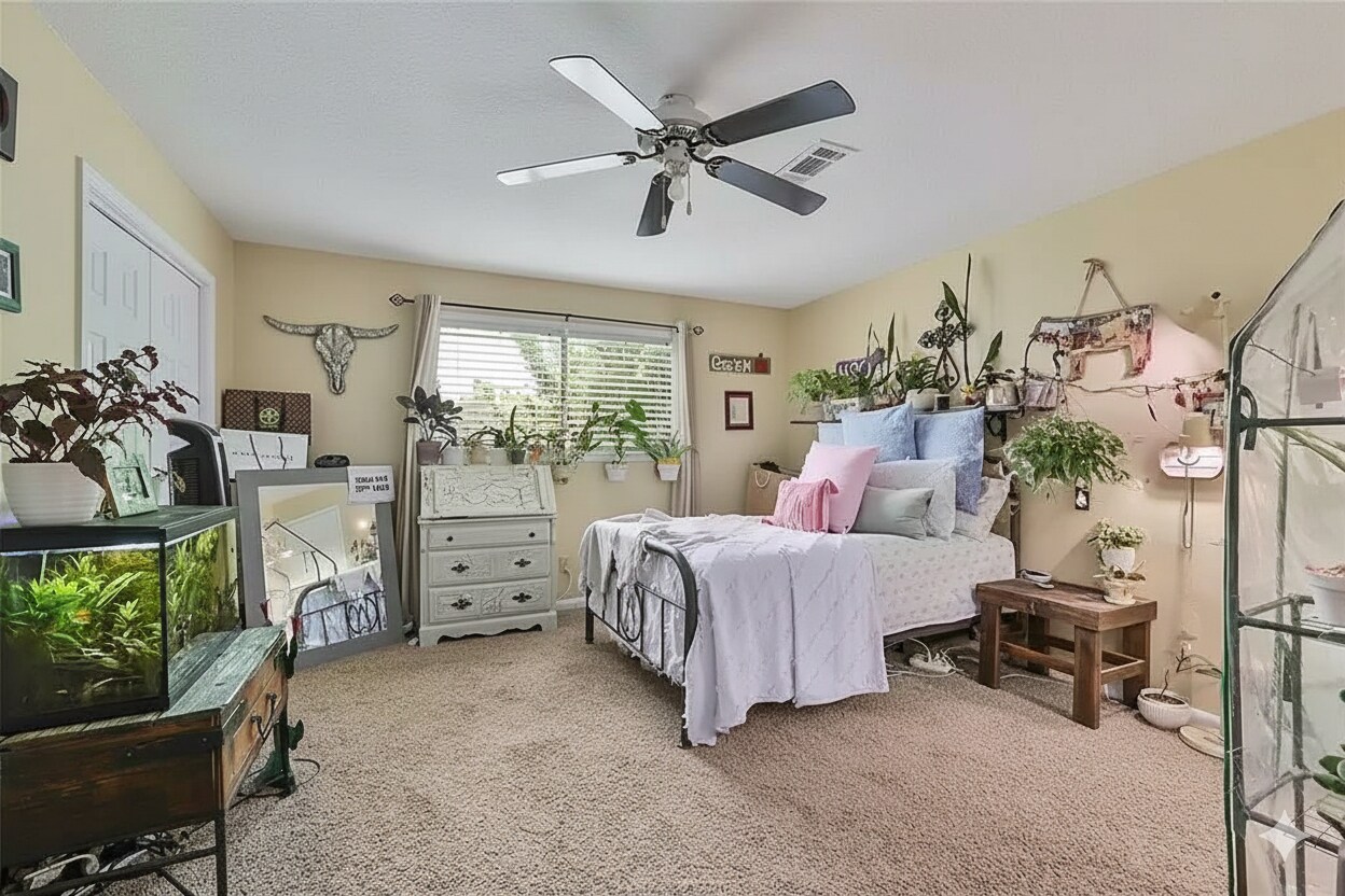 Upstairs room #2. 2 walk in closets. - 604 Avondale Ave