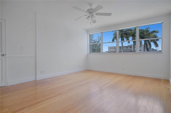 Building Photo - 9381 E Bay Harbor Dr