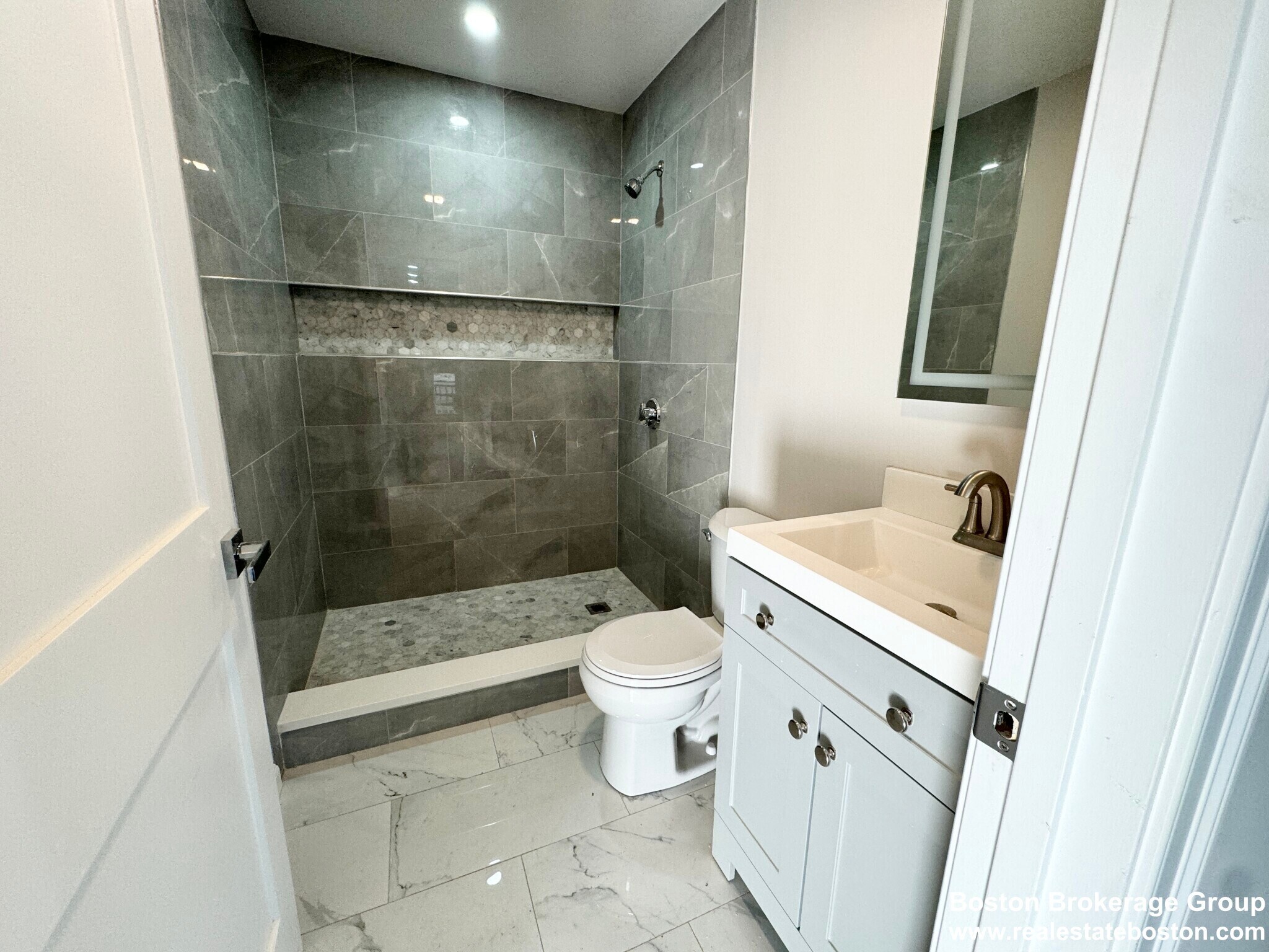 Building Photo - 55 Burrell St