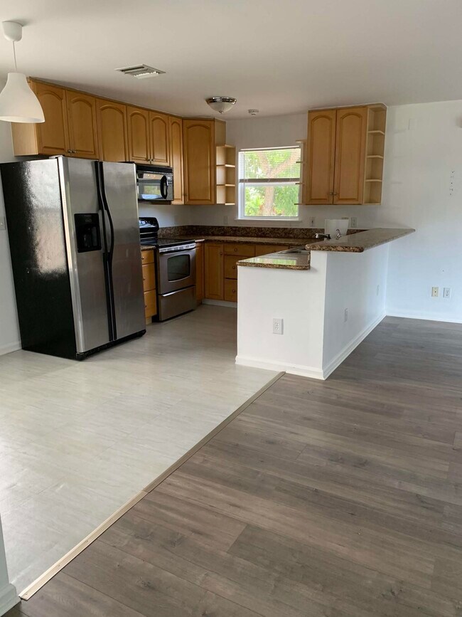 Building Photo - 121 S Oak St