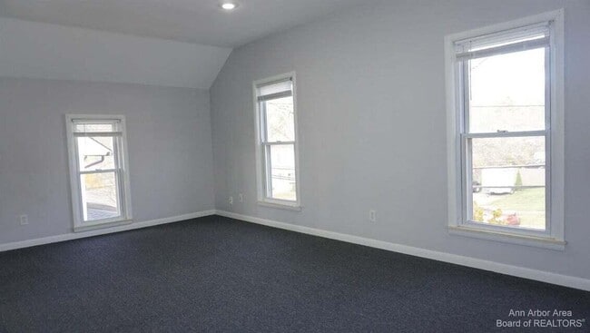 Building Photo - 207 W Henry St