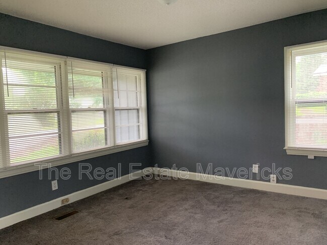 Building Photo - 1176 S Seminole Dr