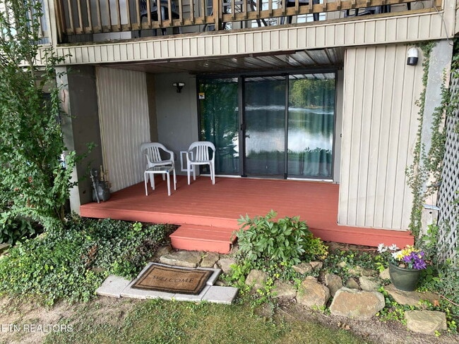 Building Photo - Fully furnished studio