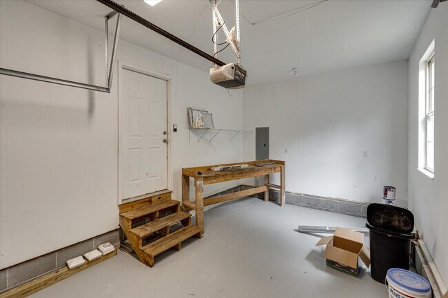 Building Photo - Charming 3-Bed / 2-Bath Home