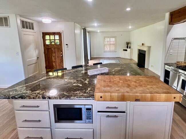Building Photo - Move-in Ready Brookside Bungalow!