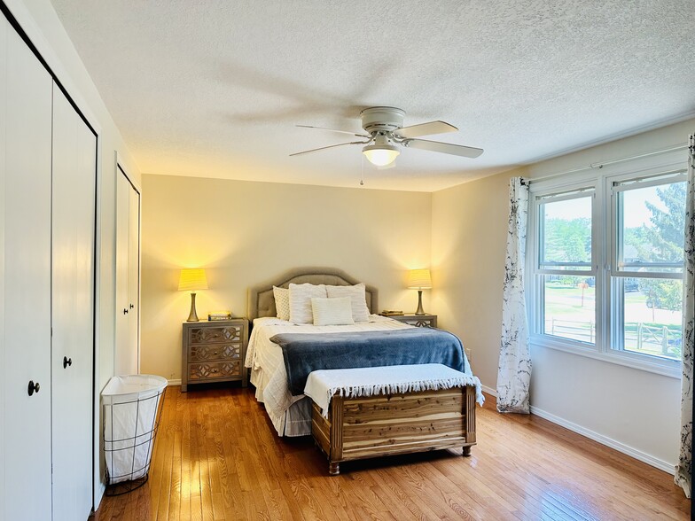 main bedroom - 8 Applewood Ct W