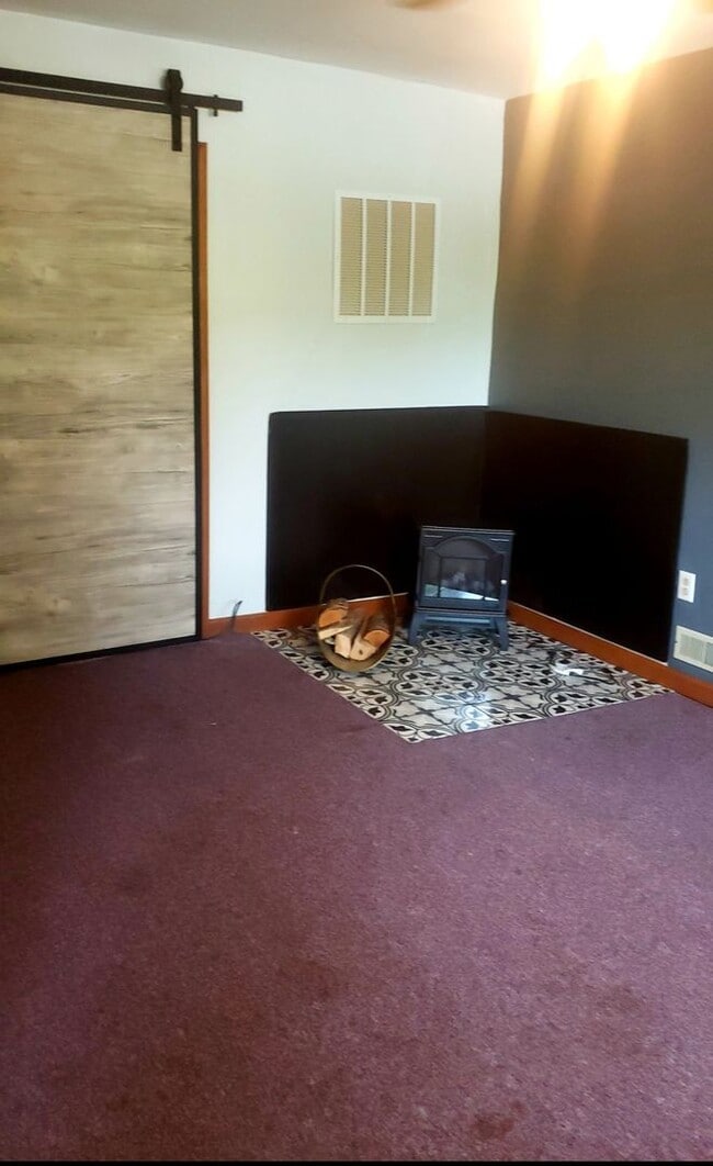 Building Photo - 3 bedroom, 1 bath Home: Located in Elletts...