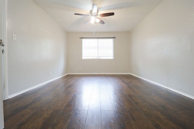 Building Photo - Recently renovated 2 Bedroom!