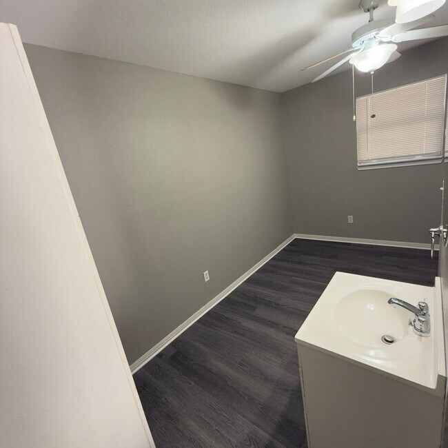 Building Photo - $500 Off 1st Full Month!* All Utilities In...