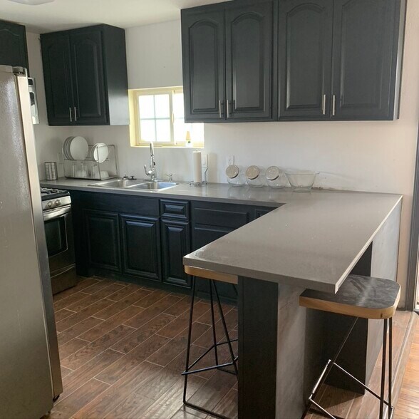 Building Photo - 2717 W Vernon Ave