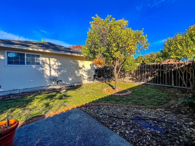Building Photo - Charming Three Bedroom West Park Neighborh...