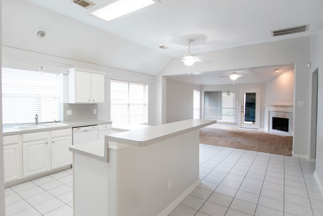 Building Photo - 1722 Red Oak Terrace