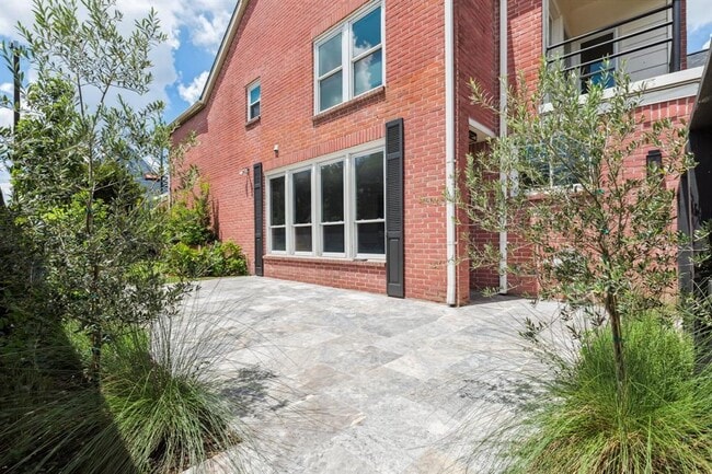 Building Photo - 601 Sandman St