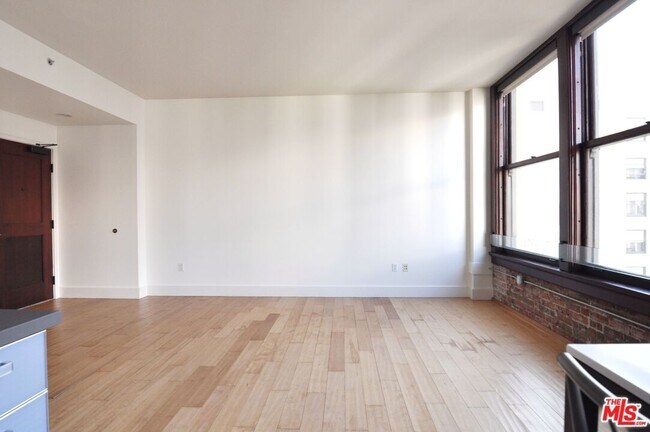 Building Photo - 460 S Spring St