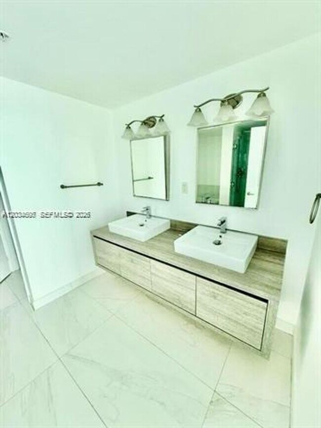 Building Photo - 400 Sunny Isles Blvd
