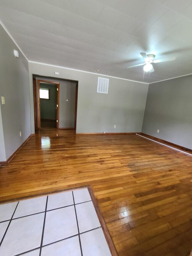 Building Photo - 2Bedroom/1Bath duplex