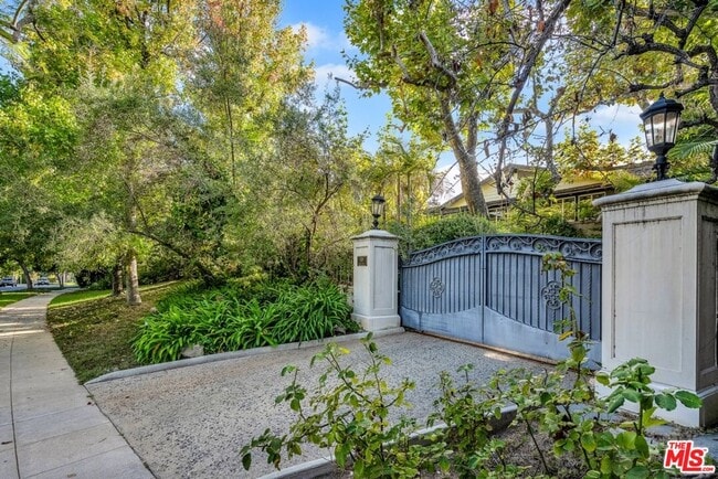 Building Photo - 829 Whittier Dr