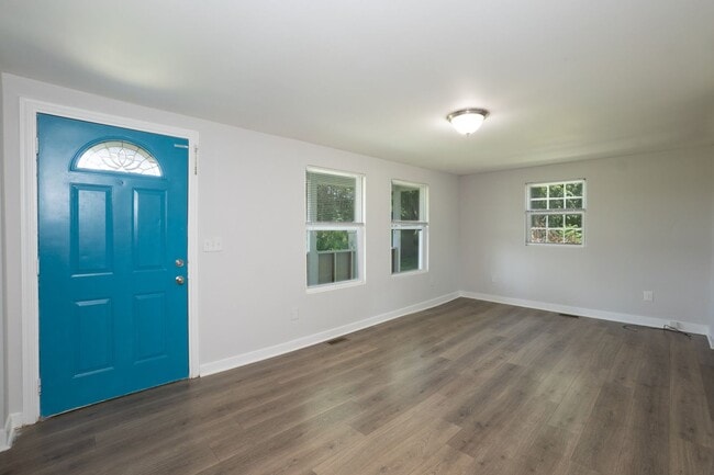 Building Photo - Three Bedroom Home!