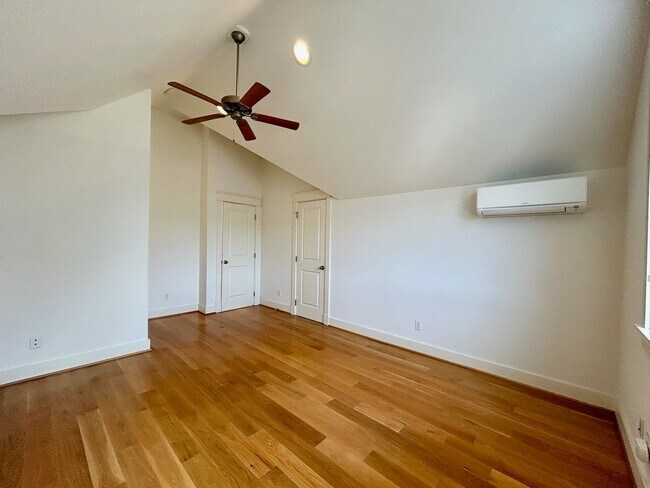Building Photo - Queen Anne Townhome