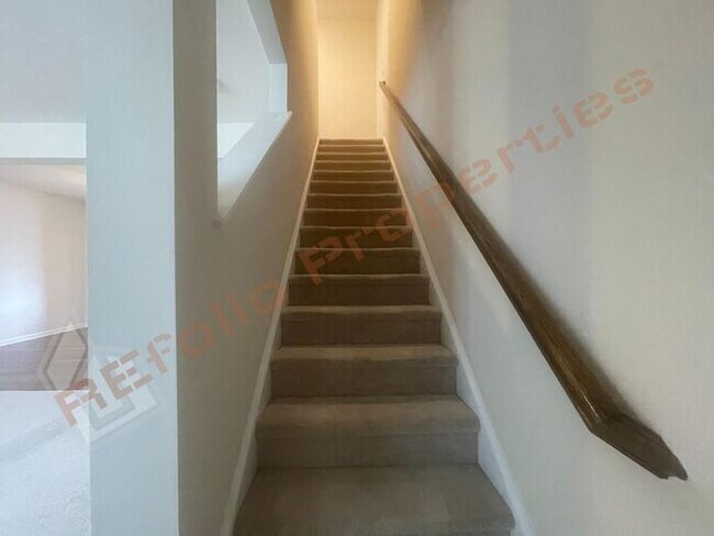 Building Photo - Luxury 3 Story 4 BD/3.5 Bath Townhome @ Sm...