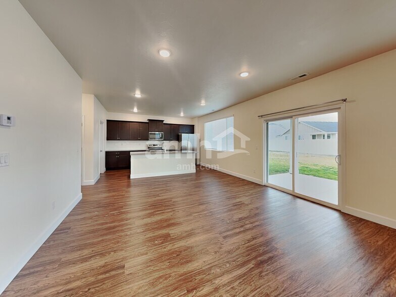 Building Photo - 884 N Garnet Creek Ave