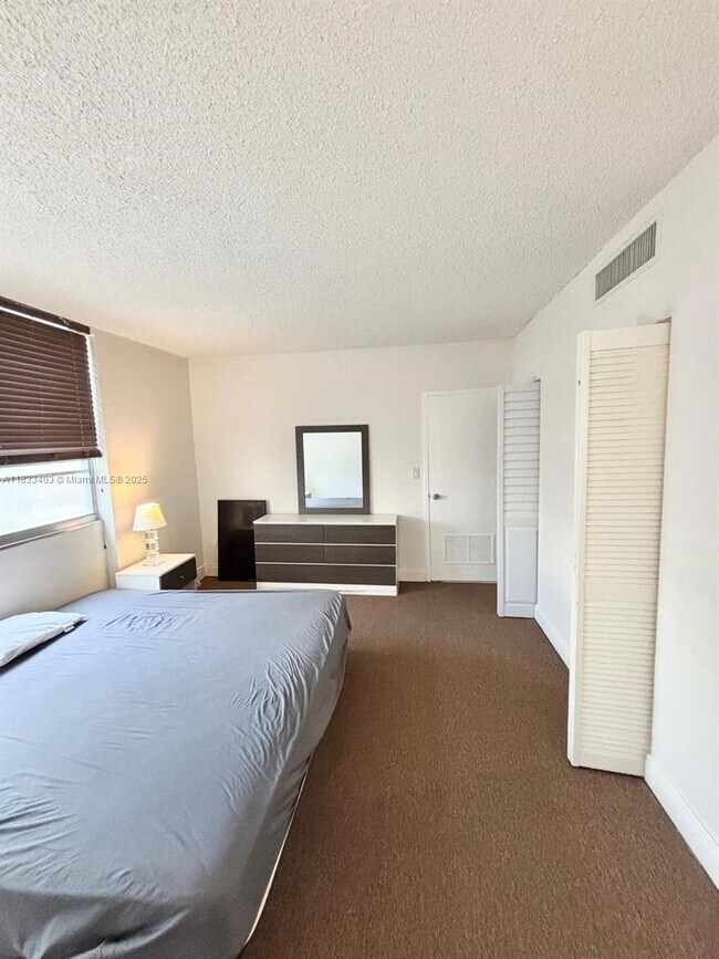 Building Photo - 801 Brickell Bay Dr