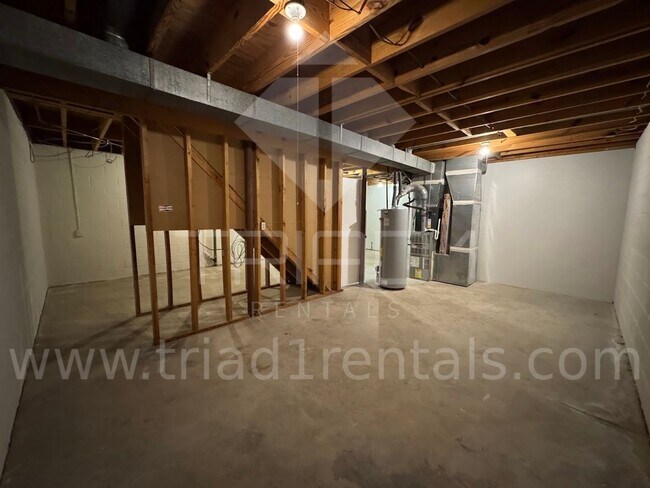Building Photo - 2205 Hathaway Dr