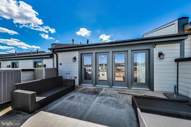 Building Photo - 10821 Symphony Park Dr