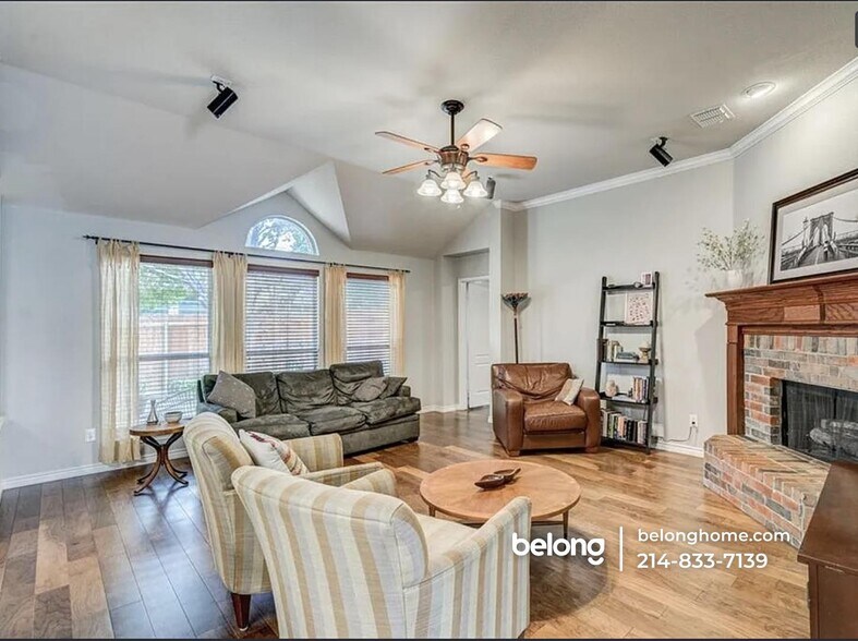 Building Photo - 2817 Hollow Ridge Dr