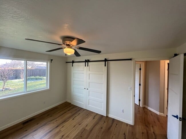 Building Photo - NEW TO MARKET, CLOSE TO SOUTH MEDFORD HIGH...