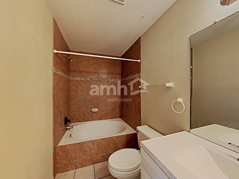 Building Photo - 11011 Victors Hl