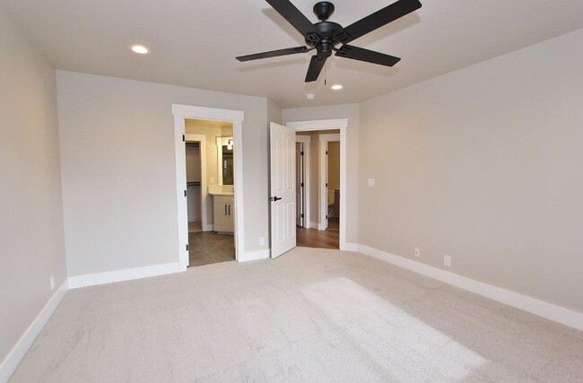 Building Photo - Immaculate Single-Level Home