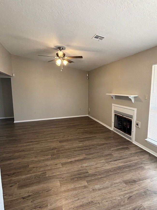 Building Photo - Beautifully remodeled with new paint, floo...