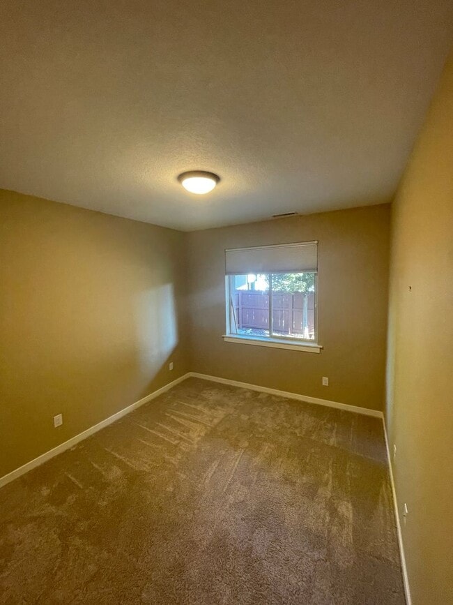 Building Photo - Beautiful Home with lots of upgrades