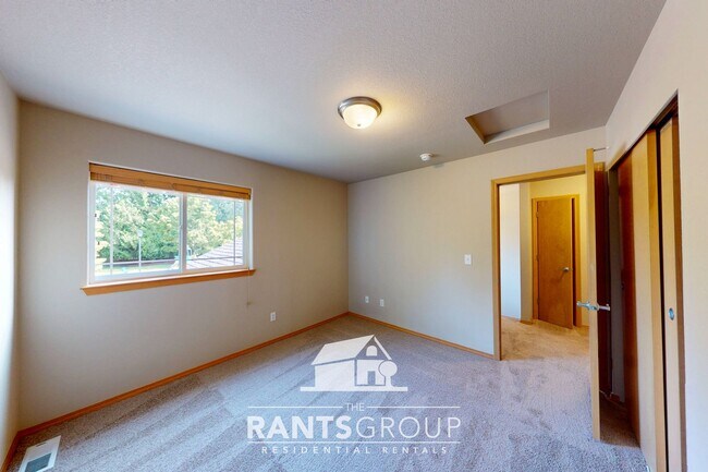 Building Photo - Fantastic Neighborhood! Easy Commute to JB...