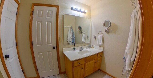 Building Photo - 3D Tour Available - West-Side Townhome + W...