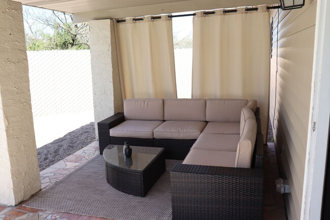 Building Photo - 5 Bedroom, 2 Bathroom