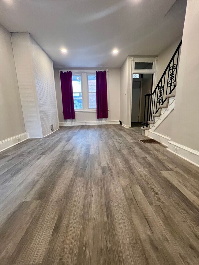 Building Photo - Newly Renovated 3-Bedroom Townhome! Available NOW!
