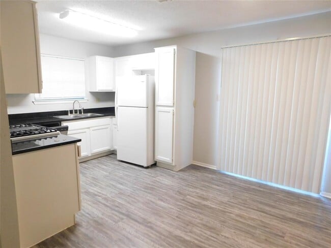 Building Photo - 501-503 Willowbend Cove