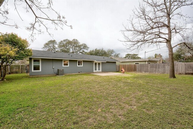 Building Photo - 1600 Ashberry Dr