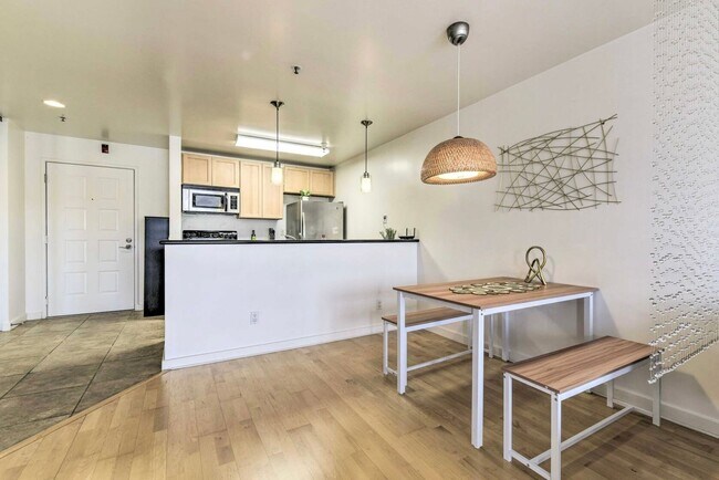 Building Photo - COMING SOON!!! BEAUTIFUL 1BD/1BA CONDO IN EMERYVILLE CA