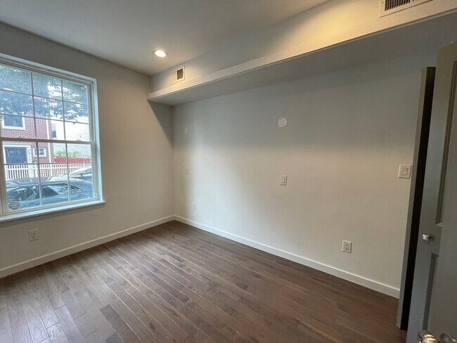 Building Photo - 1334 N 7th St