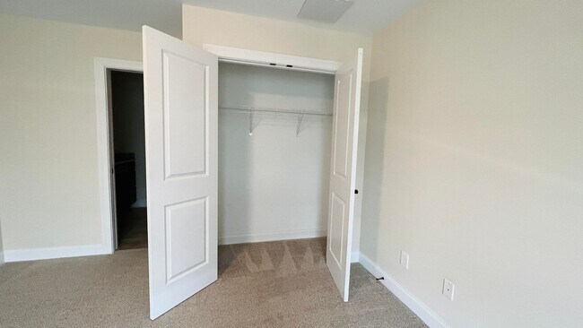 Building Photo - 4 bedroom 2.5 bathroom townhome located in Beaumont Park Townhome