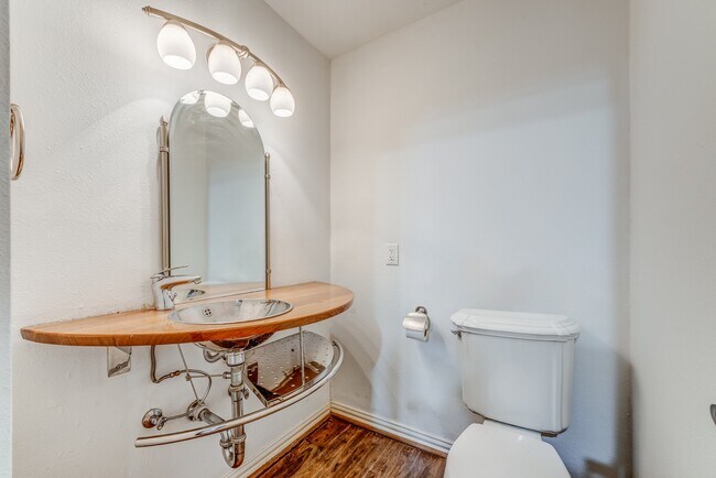 Building Photo - 708 Fowler St