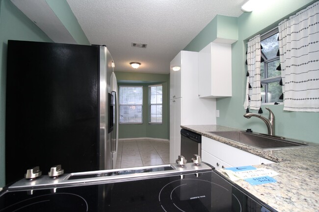 Building Photo - 2 bed 2 bath 1st floor condo near Pensacol...