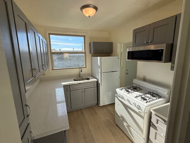 Building Photo - Updated 1-Bedroom Duplex with Lovely Priva...